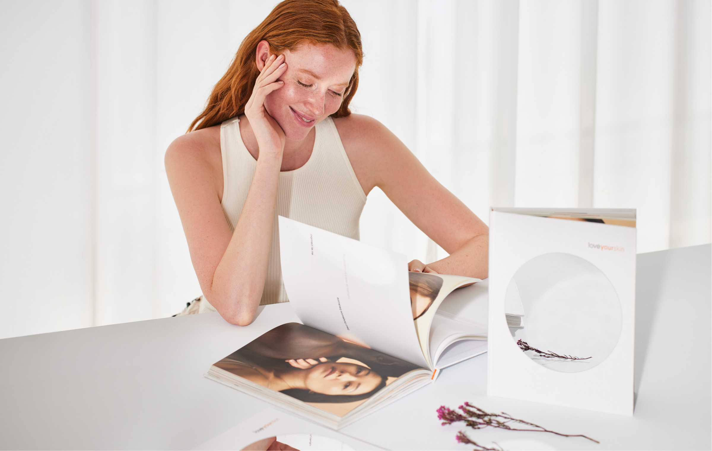 mujer leyendo revista