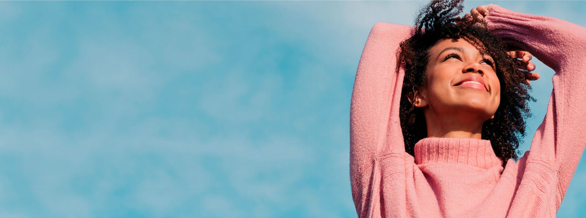 mujer tomando el sol sonriendo