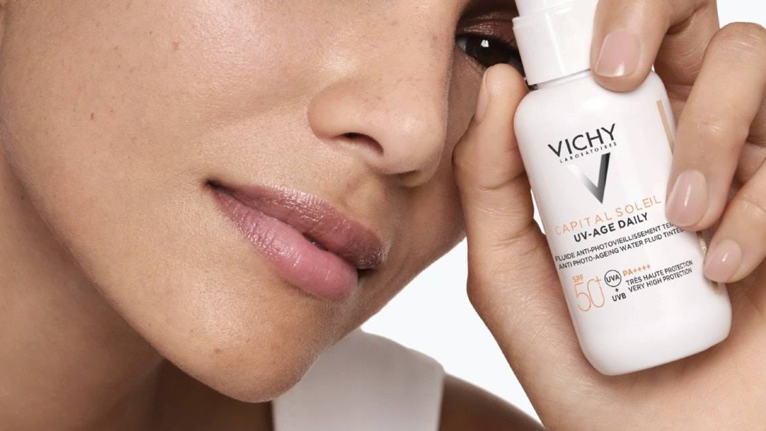 mujer sujetando producto de vichy